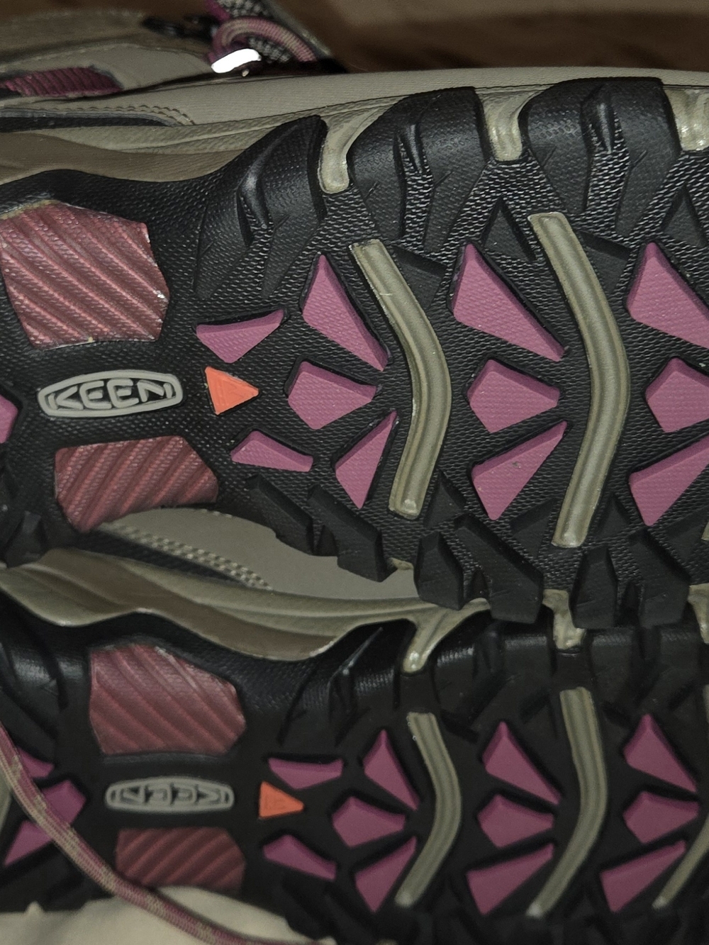 KEEN TARGHEE III Women's Mid Lace-Up Hiking Boots in Weiss/Boysenberry - Picture 3 of 6